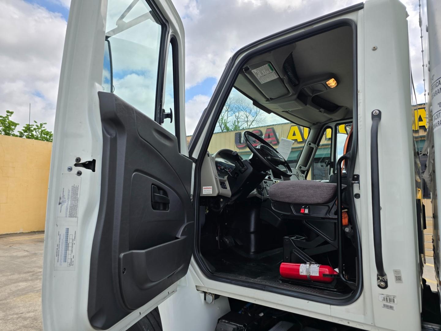 2016 WHITE /BLACK INTERNATIONAL 4300 with an CUMMINS ISB 6.7L 240HP engine, ALLISON 2500RDS AUTOMATIC transmission, located at 9172 North Fwy, Houston, TX, 77037, (713) 910-6868, 29.887470, -95.411903 - Photo#15